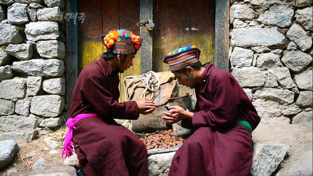 티벳 브록파 마을의 흔한 커플.JPG (부러움 주의) | 인스티즈