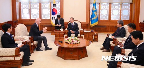 인판티노 피파 회장 접견한 문재인 대통령 .jpg | 인스티즈