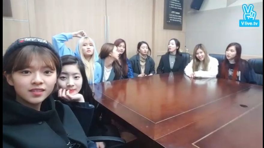 [트와이스] 우아한 사생활 10분남겨두고 V앱 라이브중 | 인스티즈
