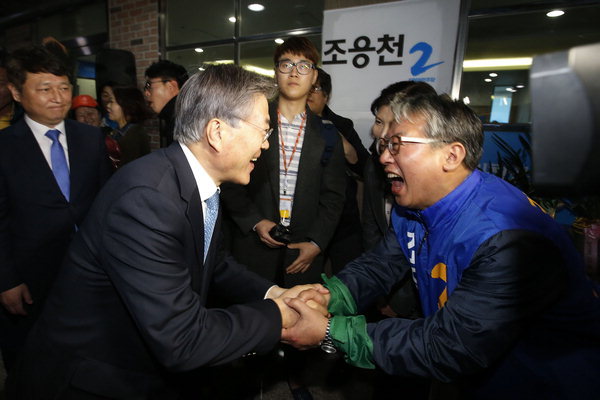 문재인의 아픈 손가락 두남자 | 인스티즈