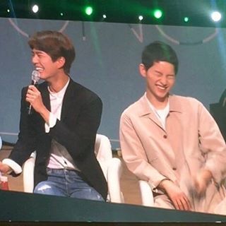 송중기가 쓰던 핸드폰 물려받은 박보검 | 인스티즈