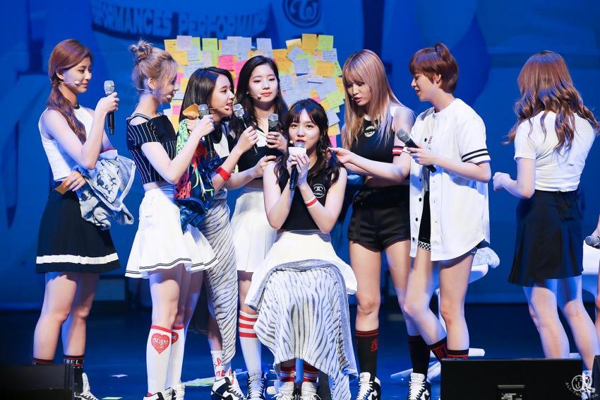 [트와이스] 1주년 기념 멤버 단체 짤 모음.jpg | 인스티즈