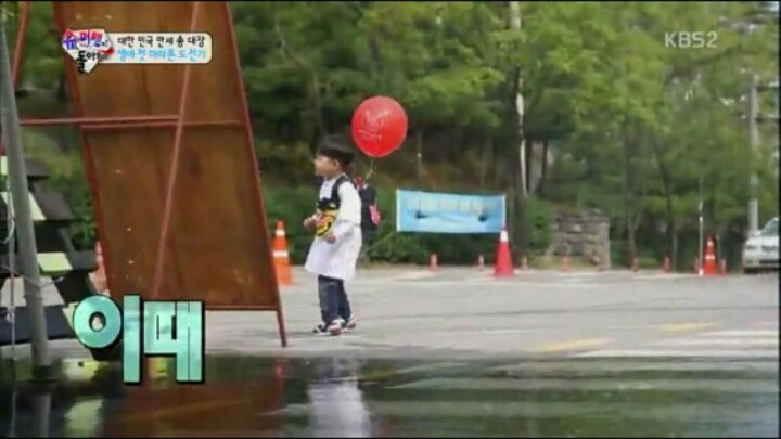 [슈퍼맨이돌아왔다] 무서워하는 만세를 데리러가는 민국이.jpg | 인스티즈