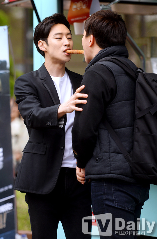 오늘 뜻하지않게 야리꾸리하고 퀴어물닥빙한듯 했던 이제훈과 남자팬 (알렉스소환) | 인스티즈