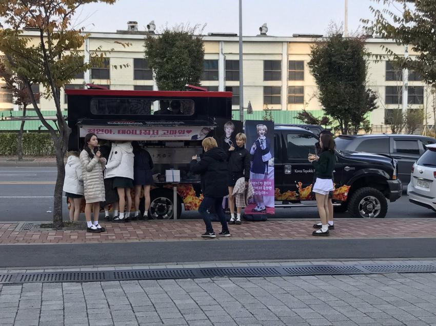 춥다고 하니까 품으로 들어오라는 사나 | 인스티즈