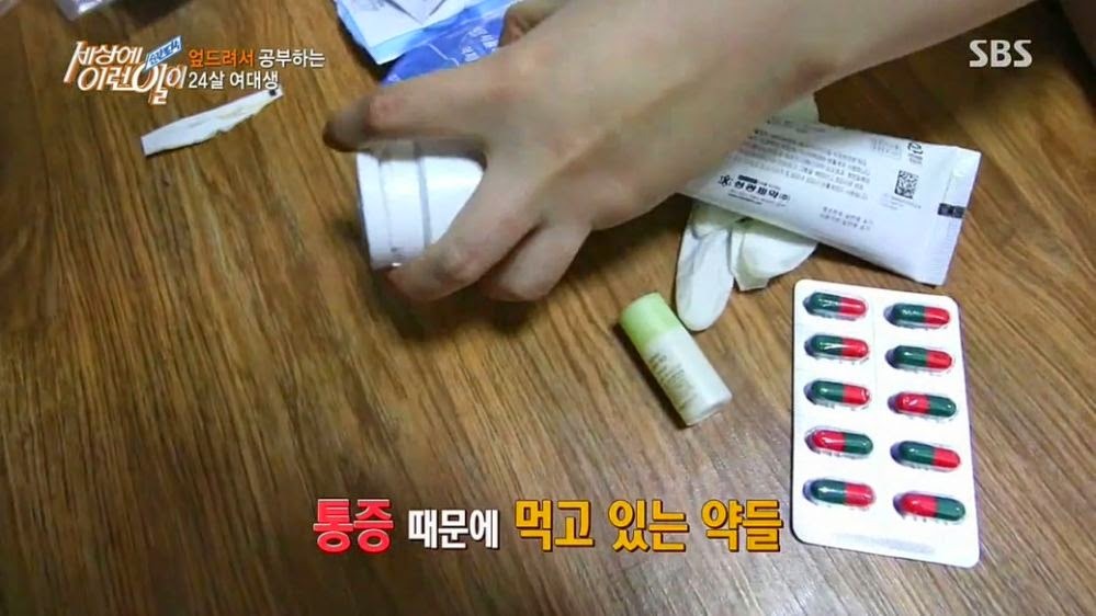 엎드려서 공부하는 여대생 | 인스티즈