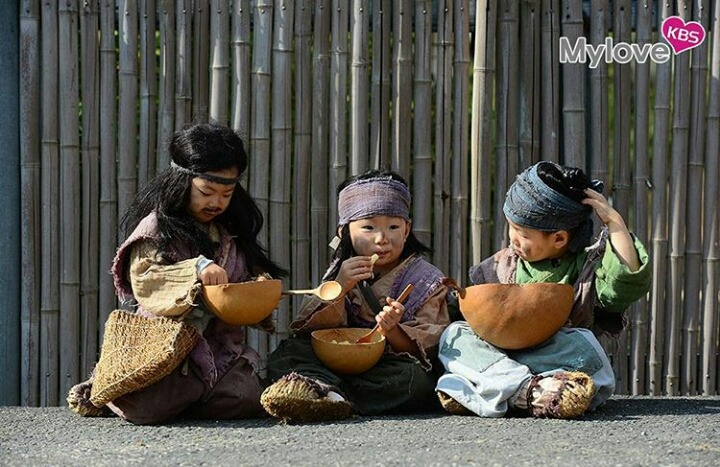 kbs 사극 장영실에 삼둥이 꼬마 거지로 특별출연함(현장사진 만세눈물연기) jpg | 인스티즈