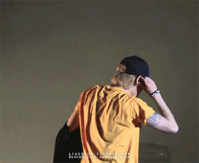 지코 옆에서 편하게 그루브타다가 즉시 귀가조치당한 나방.gif | 인스티즈