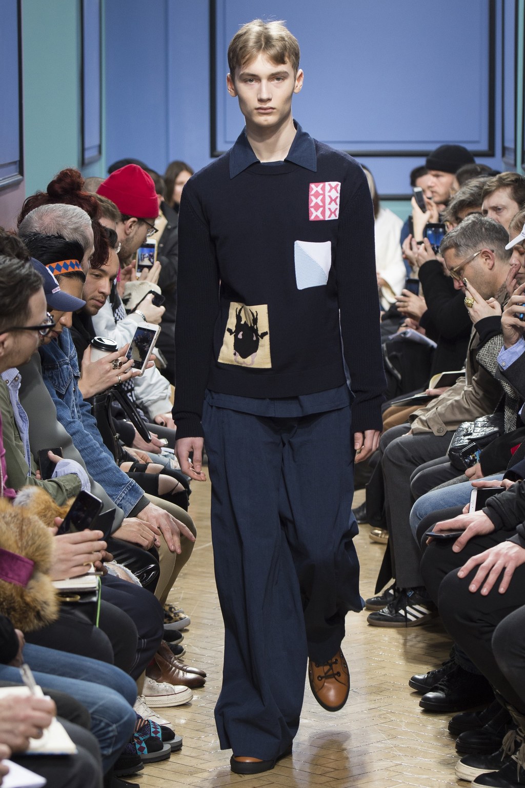 로에베 수석 디자이너 J.W Anderson 2017.18 F/W 남성복 컬렉션 | 인스티즈