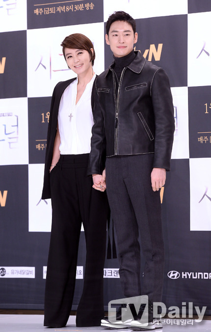 [시그널] 왜 손깍지를 꼈는지 모르겠지만.. 전 찬성이고요? | 인스티즈