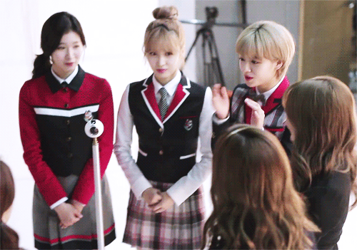 [twice] 오늘자 트와이스 스쿨룩스 화보 메이킹 영상 움짤.gif | 인스티즈