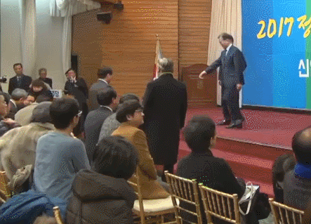 문재인에게 낚시 당하는 사람들.gif | 인스티즈