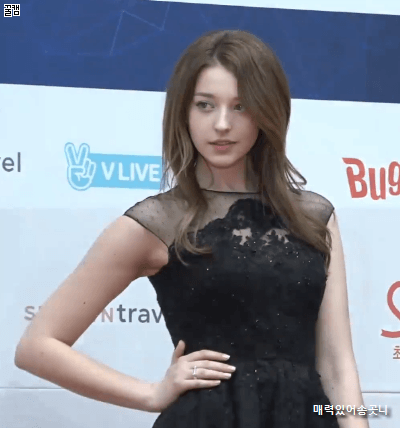 시상식장에서 안젤리나 다닐로바.jpgif | 인스티즈