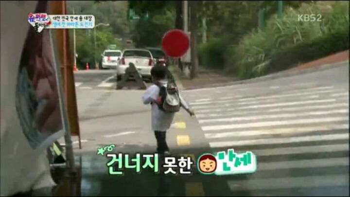 [슈퍼맨이돌아왔다] 무서워하는 만세를 데리러가는 민국이.jpg | 인스티즈