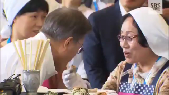 메밀전병을 빨리 먹고싶은 문재인 대통령.jpg | 인스티즈