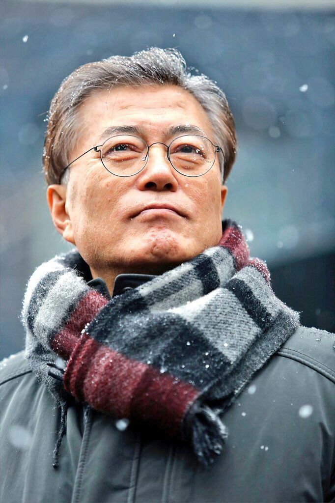 오늘자 명왕 문재인 화보 찍은느낌ㄷㄷㄷ | 인스티즈