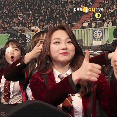 서가대 무대 보면서 리액션치는 강미나.gif | 인스티즈