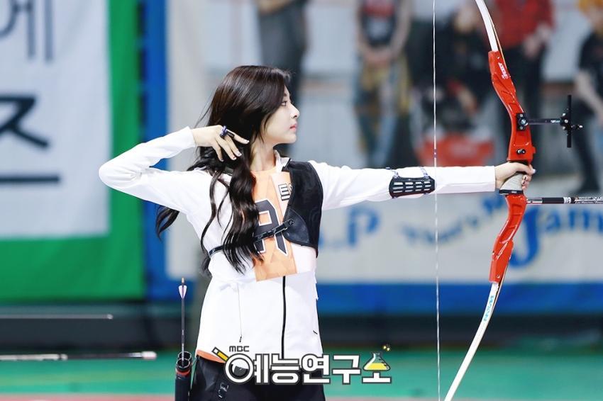 화살을 날린 쯔위 | 인스티즈