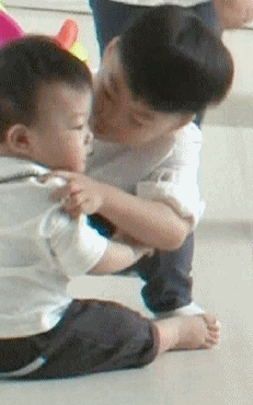 아기가 아기를 예뻐하는 삼둥이와 대박이♡♡♡ | 인스티즈