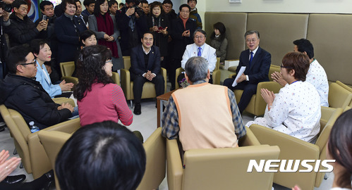 보호자없는 환자 안심병원 찾은 오늘자 문재인 .jpg | 인스티즈