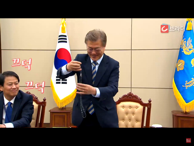 교황에게 묵주 선물 받은 문재인 대통령 (영상) | 인스티즈
