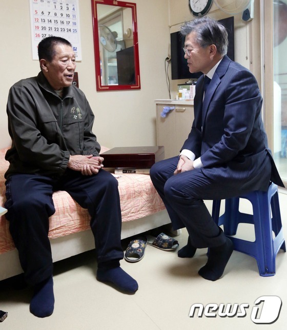 독립운동가 후손에게 절하는 문재인 전 대표 | 인스티즈