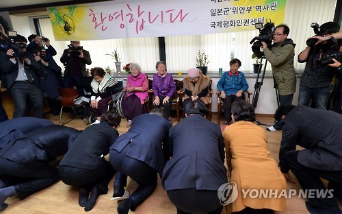 오늘 나눔의 집을 방문하여 위안부 피해자 할머니들을 위로하는 문재인 대표 | 인스티즈