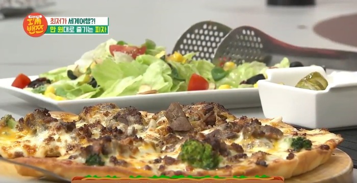 밴쯔와 샘 오취리의 피자 먹방 | 인스티즈