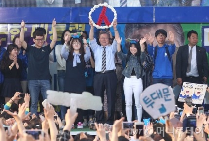 [문재인] 서울 신촌유세 플카.jpgif (feat.인간어피치들이내,,) | 인스티즈