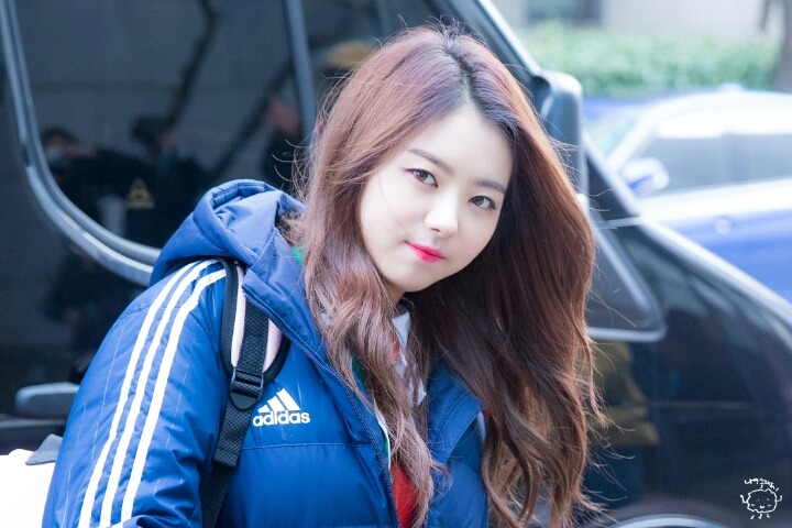 연예대상 출근길 중 팬에게 인사하는 임나영 | 인스티즈