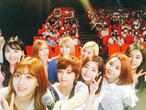 [트와이스] 1주년 기념 멤버 단체 짤 모음.jpg | 인스티즈