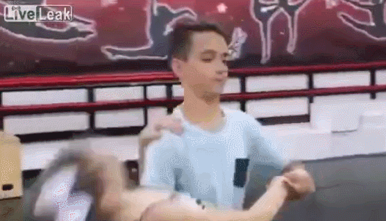 키스했더니 여자가 기겁하며 도망감.gif | 인스티즈