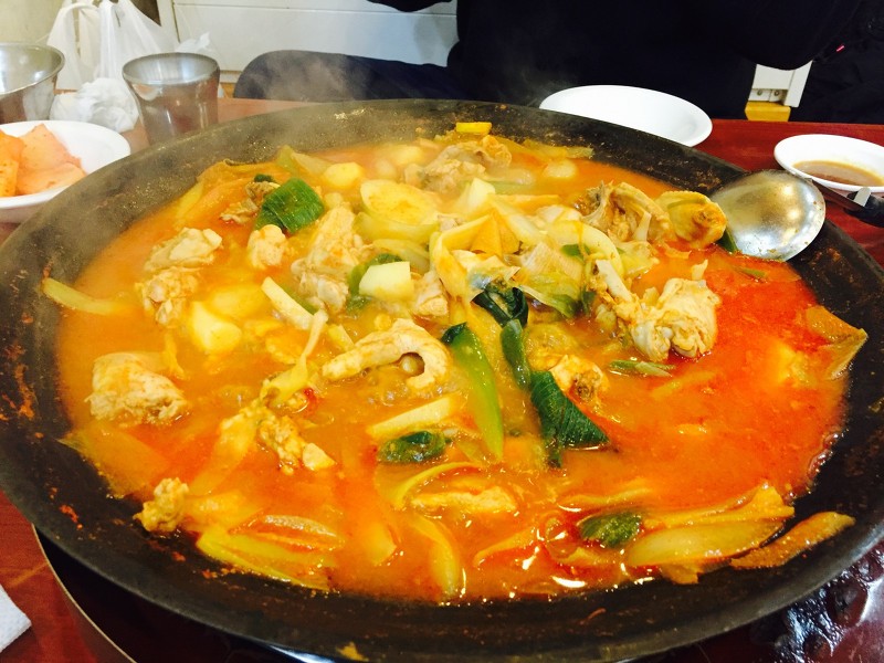 [물닭갈비] 닭갈비인데 흡사 전골처럼 국물이 자작하게 깔린 물닭갈비 | 인스티즈