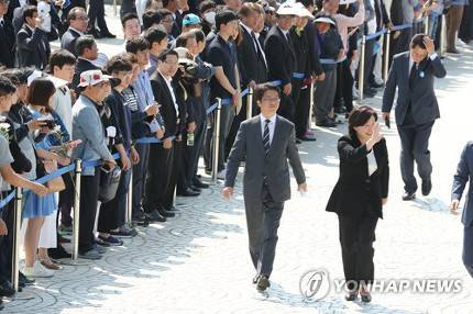 5·18 기념식, 손 흔들며 입장하는 심상정 | 인스티즈