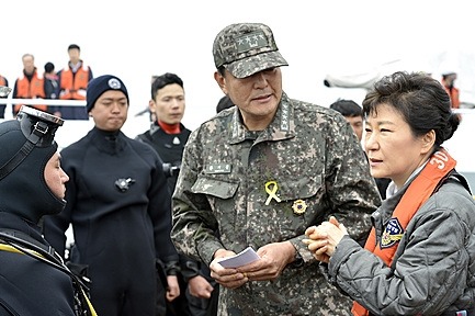 세월호를 구하려했던 황기철 해군참모총장과 문재인.gif | 인스티즈