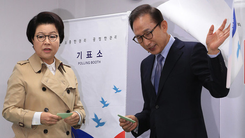 투표하는 이명박 | 인스티즈