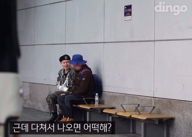 팔다친 군인이 전투화를 묶어달라고 부탁한다면? | 인스티즈