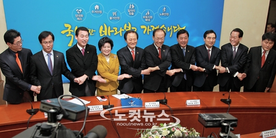 국내 최초 M&A 정당(?) 친박연대.JPG | 인스티즈