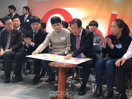 문재인 정부 비판이라면 아베 정권도 추켜세우는 홍준표 | 인스티즈