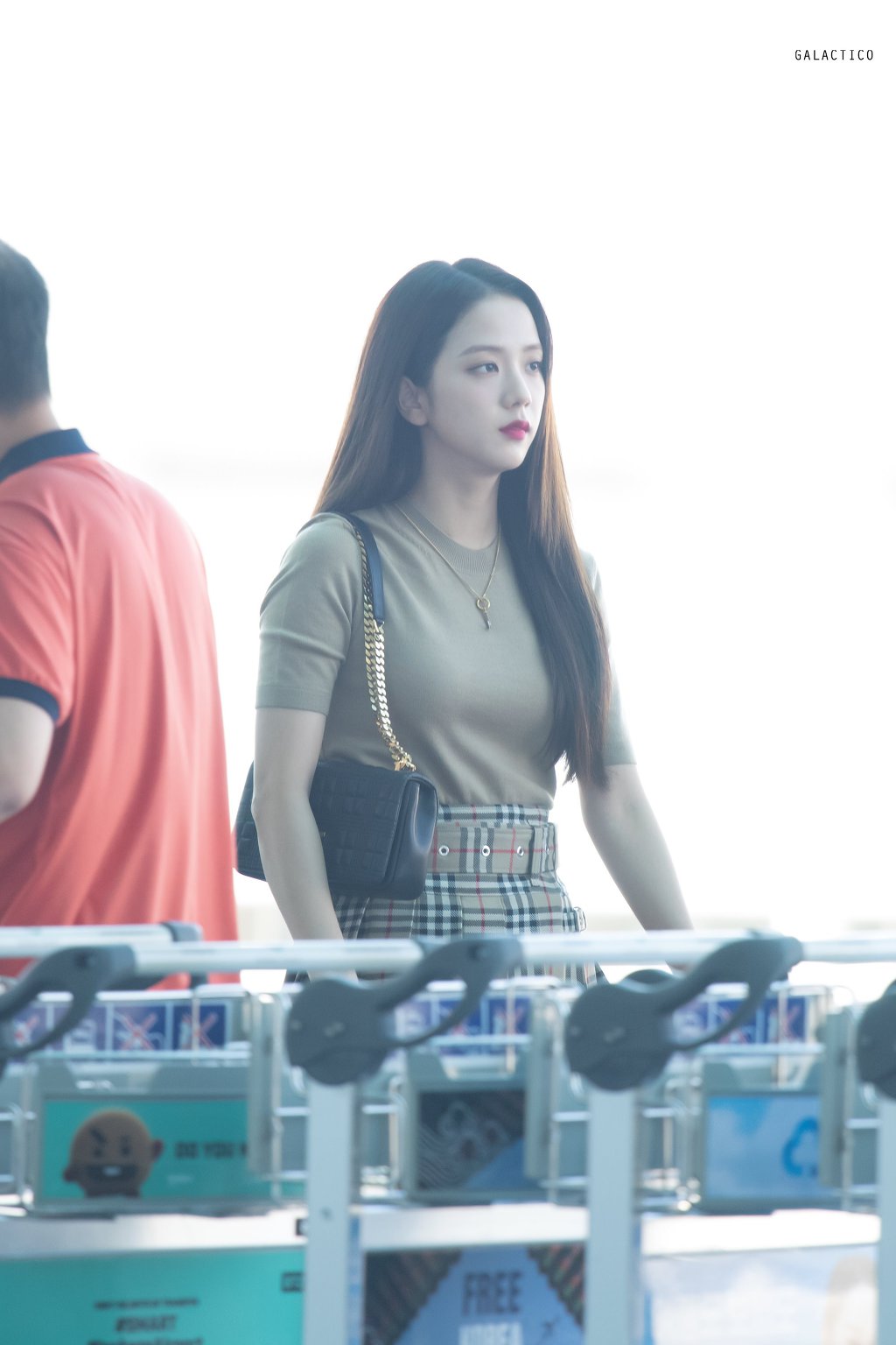 런던패션위크 참석하러 출국한 블랙핑크 지수.jpgif | 인스티즈