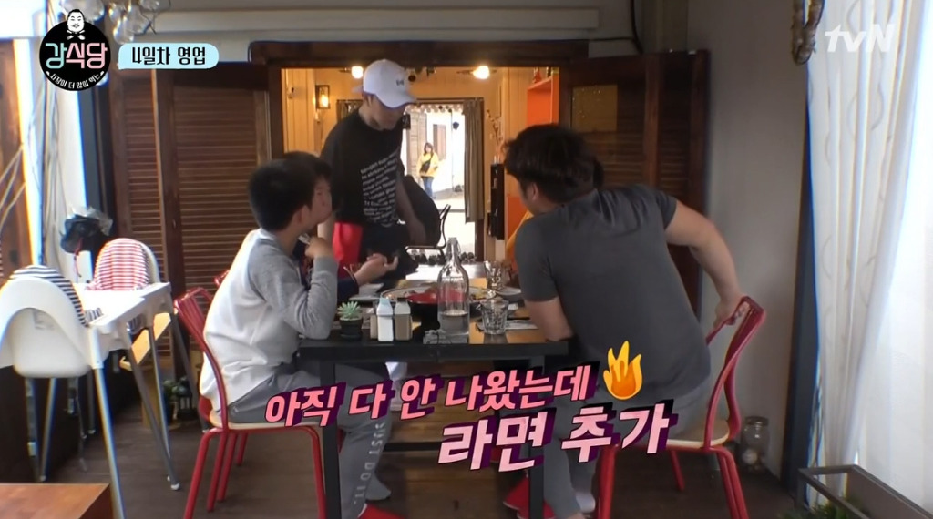 [강식당] 씨름하는 초딩 후배들 보고 신나서 점심값 18만원 내준 강호동.jpg | 인스티즈