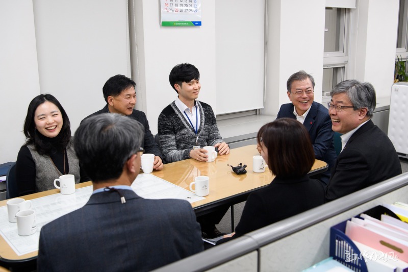 문 대통령과 공무원들의 만남 | 인스티즈
