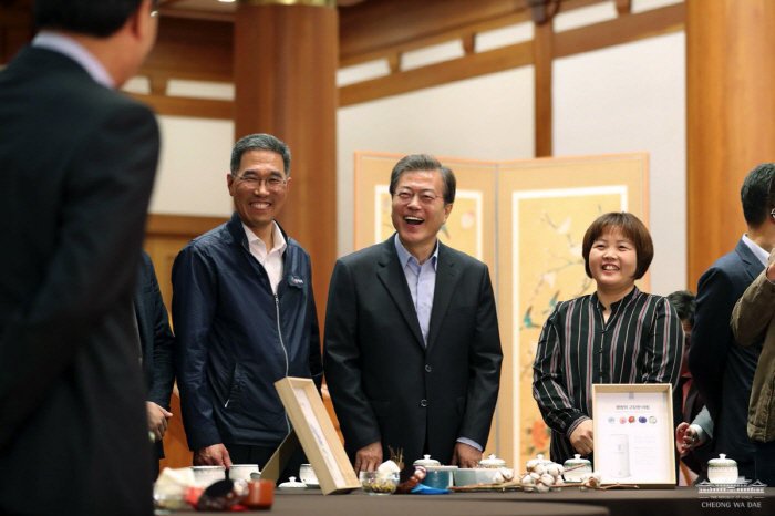 만찬이 끝나고 국회환경미화노조 김영숙 위원장에게 사인해주는 문재인 대통령 | 인스티즈