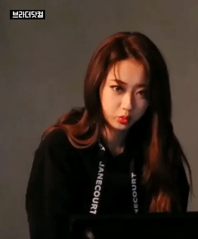 윙크하는 경리.gif | 인스티즈