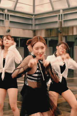 Billboard와 솔로로 가수하는 거와 좋아하는 댄스 영화에 대해서 인터뷰하는 청하 | 인스티즈