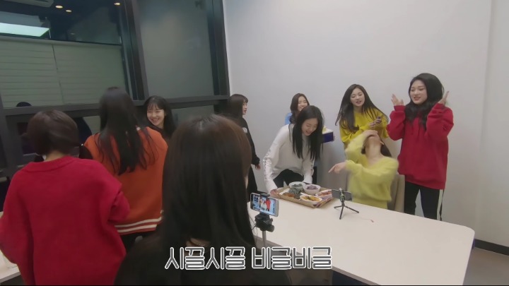 [Fromis_9] 캡틴 이새롬의 생일을 준비하는 귀요미들.jpg | 인스티즈