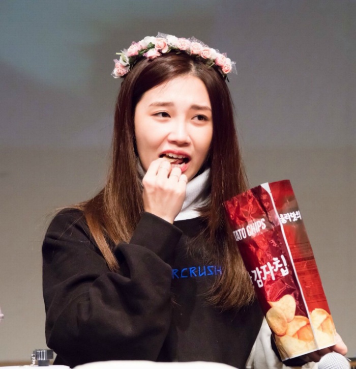 콜라맛 감자칩 선물받은 정은지 | 인스티즈