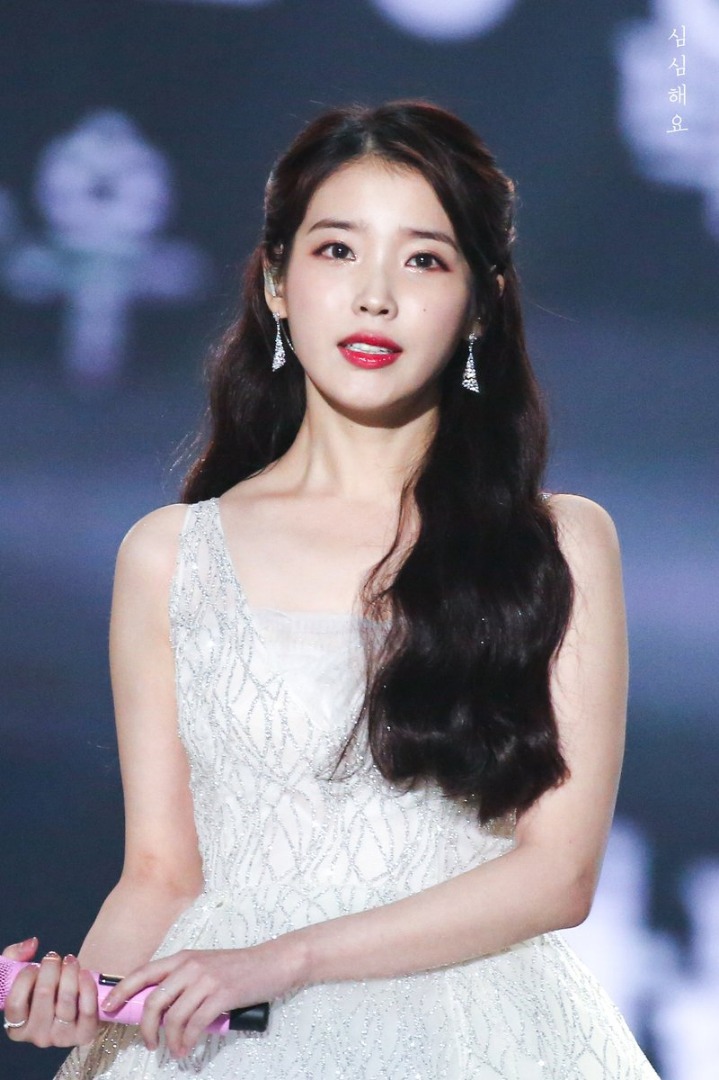 마치 여신과도 같았던 아이유 멜론뮤직어워드 짤.jpgif | 인스티즈