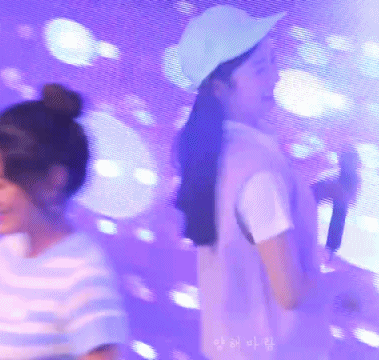 춤추다가 실수로 가슴 가격.gif | 인스티즈