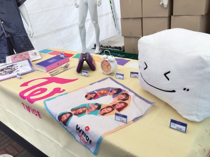 트와이스 콘서트에서 제일 인기많은 굿즈 ㅂㅂㅂㄱ | 인스티즈